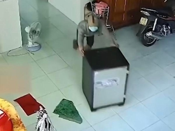 Hì hục phá két sắt, tên trộm bất ngờ khi thấy đồ bên trong