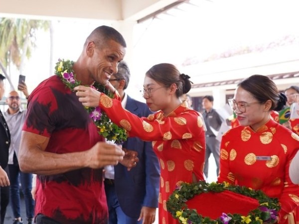 Huyền thoại Rivaldo tươi rói đến Việt Nam