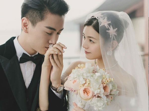 Sóng gió hôn nhân của 'Dương Quá - Tiểu Long Nữ' Cbiz: Bị đồn ly hôn suốt 8 năm, từ vợ đến chồng đều dính lùm xùm ngoại tình