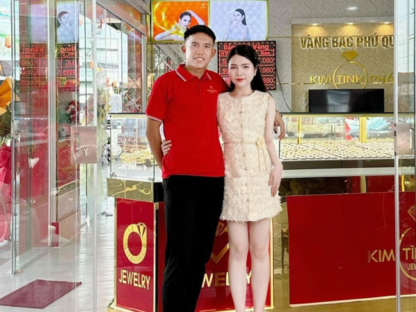 Sao U23 Việt Nam cưa đổ cô chủ tiệm vàng: Mối tình năm 17 tuổi giờ nổi tiếng vẫn trách nhiệm, tình cảm