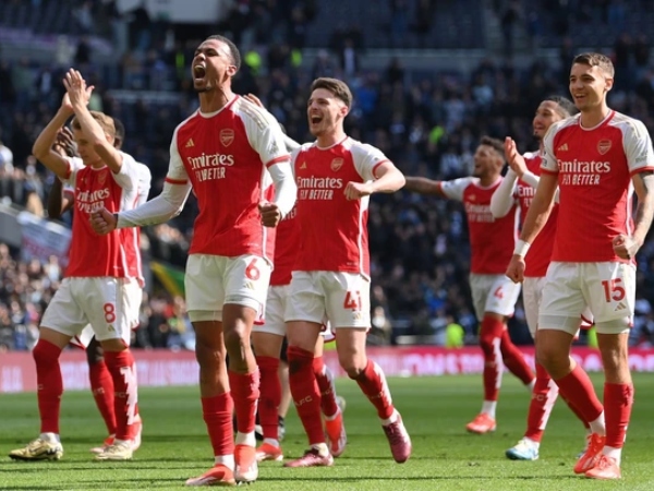 Arsenal thắng nghẹt thở Tottenham, tiếp tục giữ vững ngôi đầu bảng