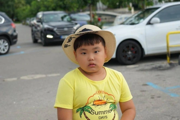 Quên hình ảnh hài hước đi, Bi béo nhà Xuân Bắc giờ cực chững chạc, tự tin hùng biện ở trường học như này đây!