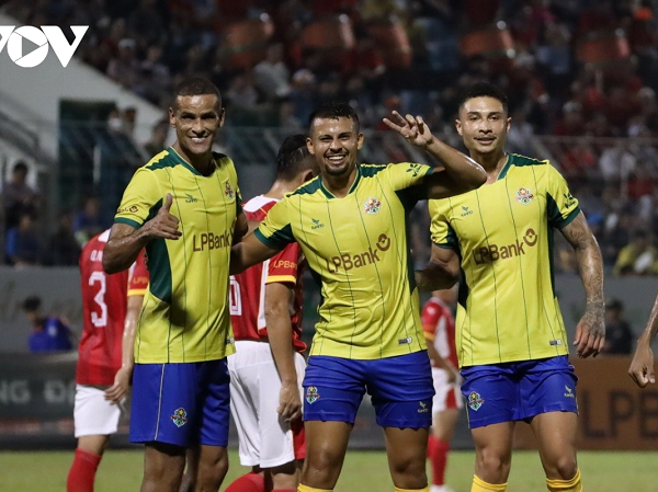 Khoảnh khắc đẹp trận cầu giữa ngôi sao bóng đá Việt Nam và Brazil trên SVĐ Hòa Xuân