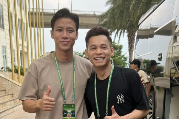 Đá bóng cùng loạt huyền thoại, Độ Mixi có hành động siêu đáng yêu khiến fan đứng ngồi không yên