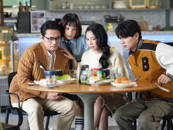 Gia đình 'toàn visual' đỉnh nhất Lật Mặt 7: Cha là Jang Dong Gun Việt Nam, con là hot boy phim giờ vàng