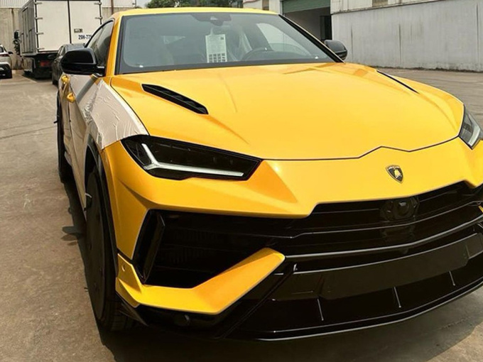Huấn 'hoa hồng' chơi lớn tậu siêu SUV Lamborghini Urus S hơn 16 tỷ?