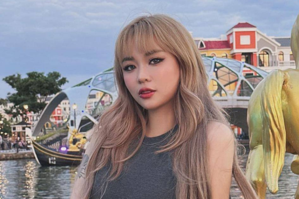 'Nữ streamer giàu nhất Việt Nam' chăm diện đồ cut-out, ngày càng được khen xinh đẹp