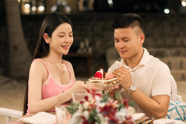 Ảnh bầu nét căng của Chu Thanh Huyền, Quang Hải tình cảm hôn lên bụng bầu: 'Ba mẹ yêu con'