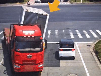 Clip: Rơi khỏi xe tải, thùng container đè trúng ô tô con dừng đèn đỏ