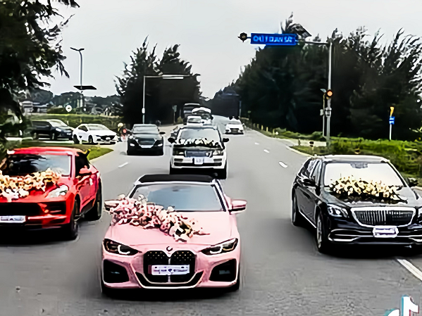 Tạm giữ bằng lái nhiều tài xế vụ xe sang rước dâu đỗ giữa đường chụp ảnh
