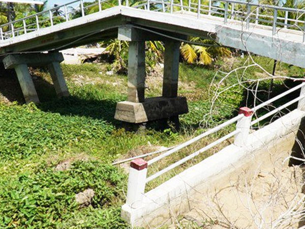 Cà Mau: Cầu nghiêng ngả, đường tiền tỷ sụt xuống sông vì khô hạn