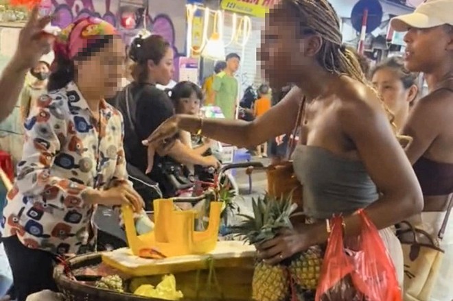 Thực hư thông tin nữ du khách nước ngoài bị 'chặt chém' 3 quả dứa giá 500.000 đồng