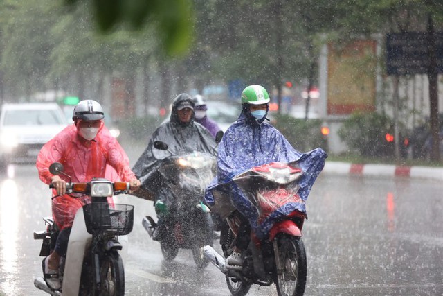 Miền Bắc sắp đón mưa giải nhiệt, chấm dứt đợt nắng nóng chưa từng có trong 10 năm qua