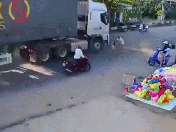 Bé trai lao ra giữa đường, cái kéo tay cùng tiếng phanh của xe container khiến tất cả 'chết lặng'