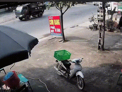 Clip tai nạn thất kinh: Tông rầm vào ô tô con, người đi xe máy lộn 6-7 vòng rồi rơi xuống đường