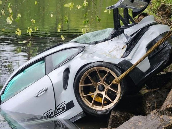 Porsche 911 GT3 RS hơn 6 tỷ đồng chưa đăng ký rơi 'tõm' xuống sông