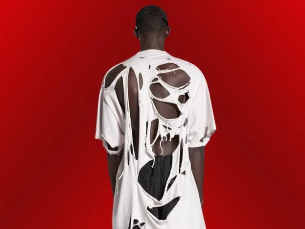 Thương hiệu thời trang đình đám Balenciaga: Bán áo rách tả tơi với giá 25 triệu!