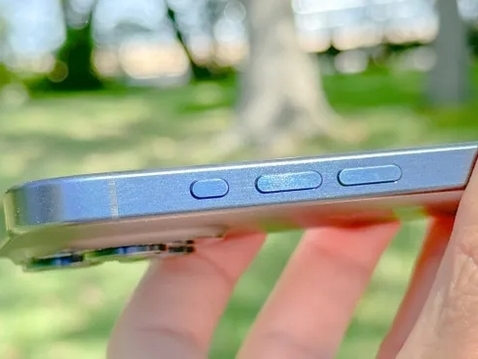 Năm 2024 rồi mà iPhone vẫn có quá nhiều nút bấm, nhìn rối cả mắt: Vì sao không chuyển hết thành cảm ứng?