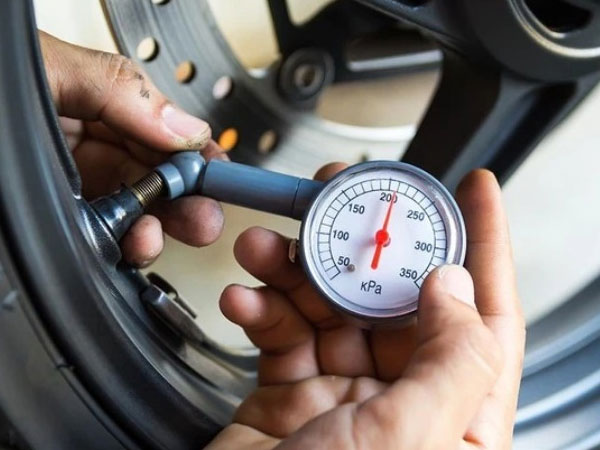 3 NÊN và 3 KHÔNG khi đi xe máy trời nắng nóng