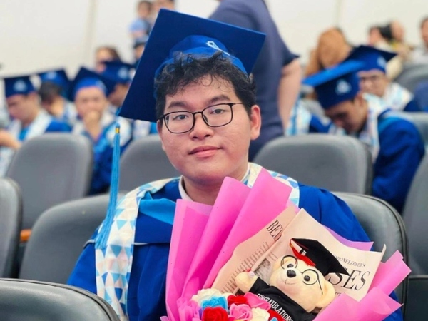 Nam sinh Bách khoa học vượt vẫn tốt nghiệp xuất sắc với GPA gần tuyệt đối, IELTS 8.0: 'Mình học 8 tiếng mỗi ngày trong tuần'
