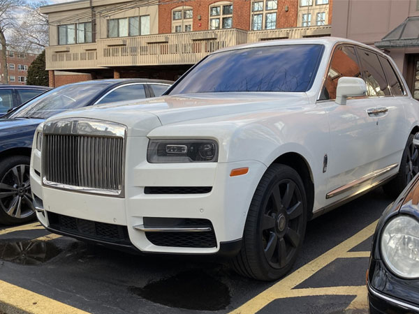 Giá chỗ đậu xe đắt ngang căn biệt thự, chỉ đại gia đi Rolls-Royce mới thuê nổi