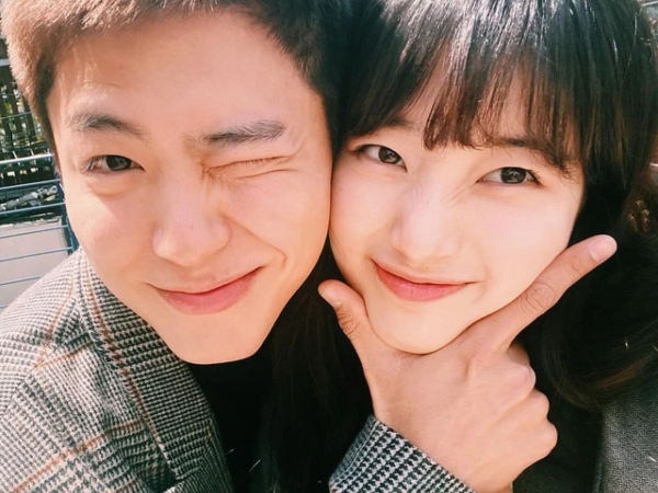 Suzy đăng ảnh má kề má Park Bo Gum, đáp trả nghi vấn bị bài xích 5 lần làm MC Baeksang