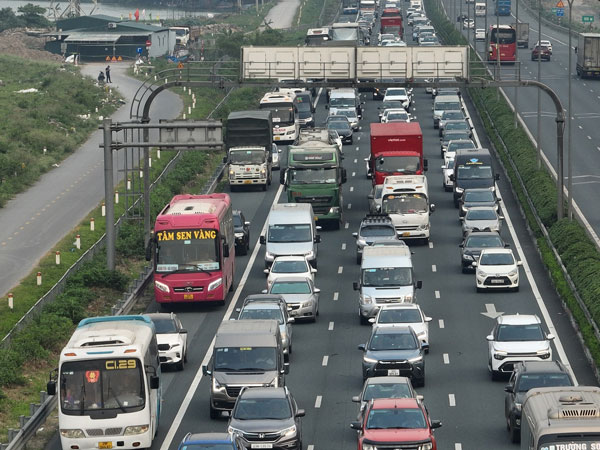 Chưa kết thúc kỳ nghỉ lễ 30/4 - 1/5, dòng ô tô đã xếp hàng vào trung tâm Hà Nội