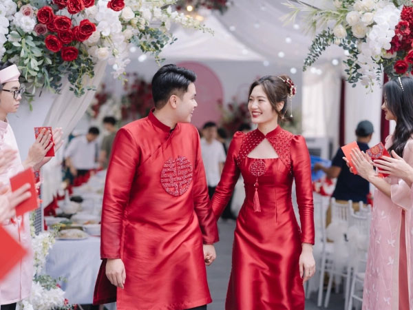 Hoa khôi bóng chuyền Việt Hương bất ngờ tung ảnh ăn hỏi khiến dân tình ngỡ ngàng, danh tính nửa kia gây chú ý
