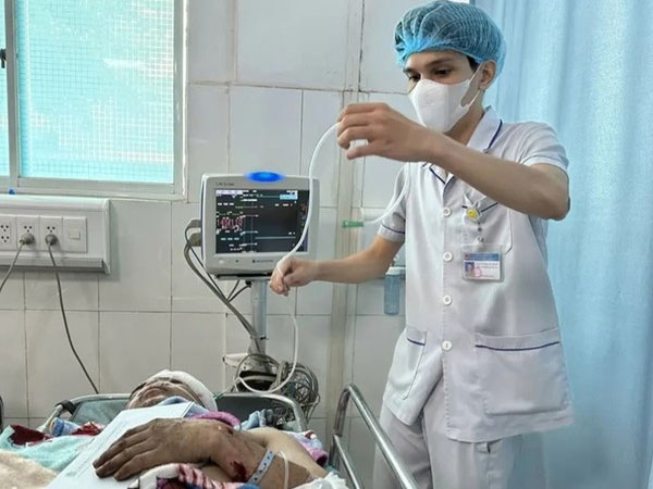 Bệnh viện kích hoạt báo động đỏ cứu nạn nhân vụ nổ lò hơi khiến 13 người thương vong