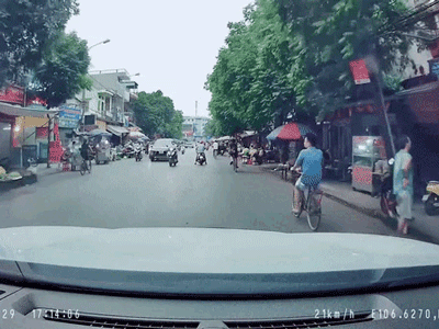 Người phụ nữ ngã nhào vào gầm xe tải bị chỉ trích dữ dội, clip 28 giây hé lộ nguồn cơn từ 'cái chân hư'