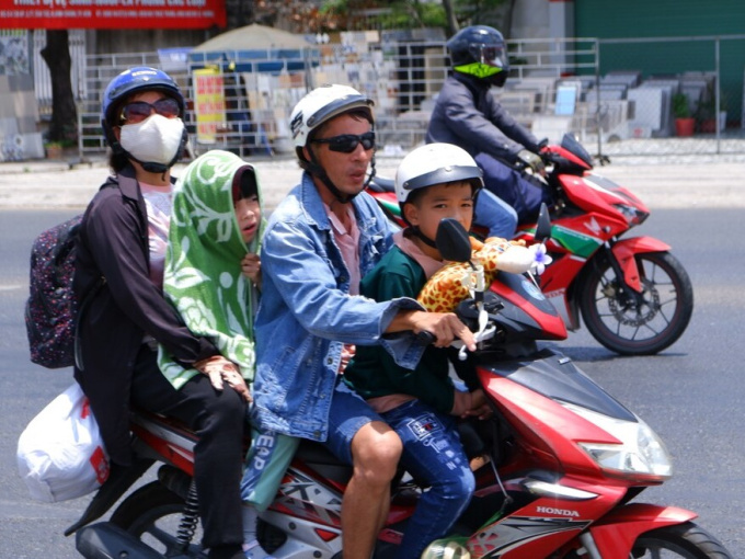 'Mướt mồ hôi’ trở lại TPHCM sau nghỉ lễ
