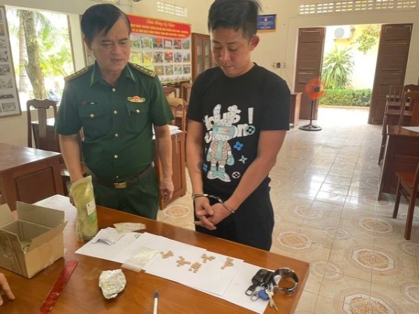 Bắt thanh niên chuyên nhận hàng 'trà xanh matcha' rồi bán buôn cho các đầu mối ma tuý