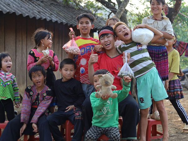 Ám ảnh tuổi thơ cơ cực, chàng trai Hà Giang lên núi làm điều cảm động