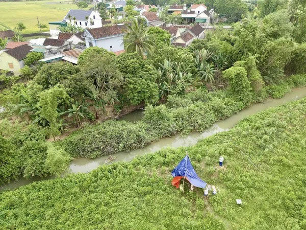 Phát hiện thi thể cụ bà phân hủy dưới mương nước, nghi do bị sốc nhiệt