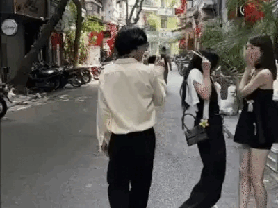 Thanh niên cầm máy ảnh dí sát mặt người đi đường gây tranh cãi: Nghệ thuật hay thô lỗ? Người trong cuộc nói gì?