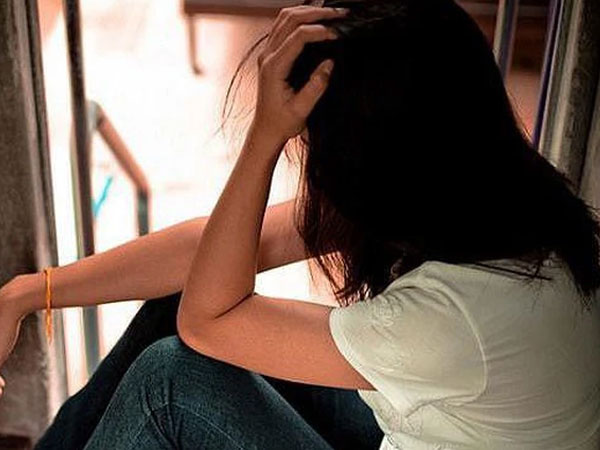 Đi du lịch cùng công ty chồng, tôi bàng hoàng phát hiện ra bí mật anh giấu giếm vợ 10 năm nay