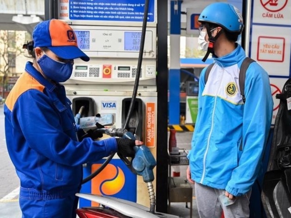 Giá xăng RON 95 tăng, sắp trở lại mốc 25.000 đồng/lít