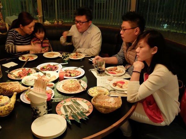 Mời 15 bạn cũ đi ăn nhưng đến nơi lại có 33 người, gọi món hết hơn 100 triệu đồng: Cô gái lặng lẽ làm 1 việc khiến cả lớp ê chề