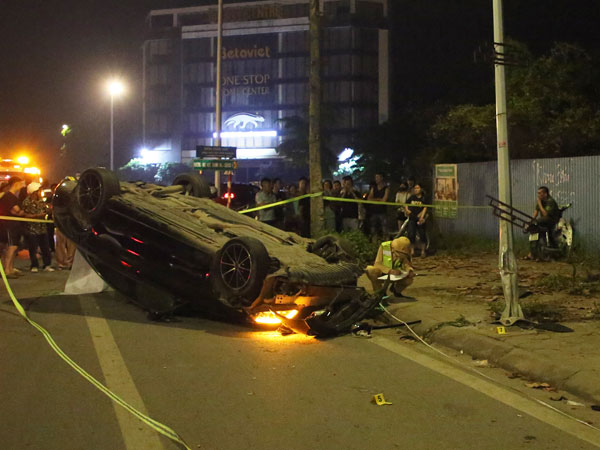 Ô tô Mercedes lật ngửa sau va chạm với xe máy ở Hà Nội