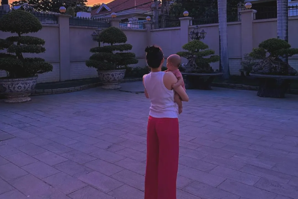Linh Rin lần đầu khoe con gái: Ái nữ sinh ra đã 'ngậm thìa vàng' là đây!