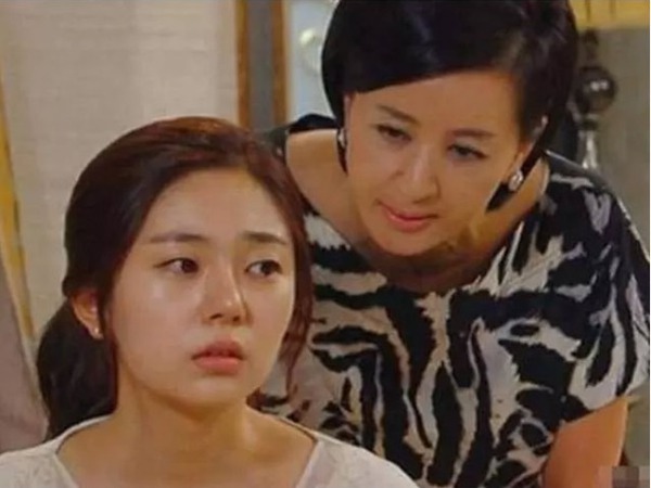 Về nghỉ lễ 3 ngày, đến khi đi, mẹ chồng đưa ra yêu cầu khiến con dâu choáng váng