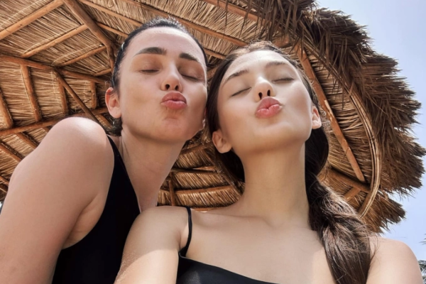 Mẹ vợ Tây của Bùi Tiến Dũng diện bikini, khoe chân dài miên man, nhan sắc cuốn hút không thua kém mẹ vợ trẻ đẹp của Đoàn Văn Hậu