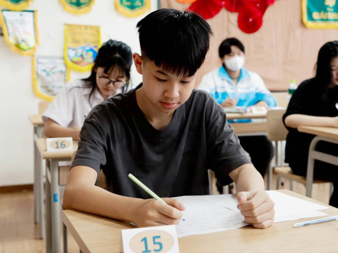 Cuộc đua khốc liệt vào lớp 10 công lập: Con ôn thi, cả nhà phải ‘đi nhẹ, nói khẽ’