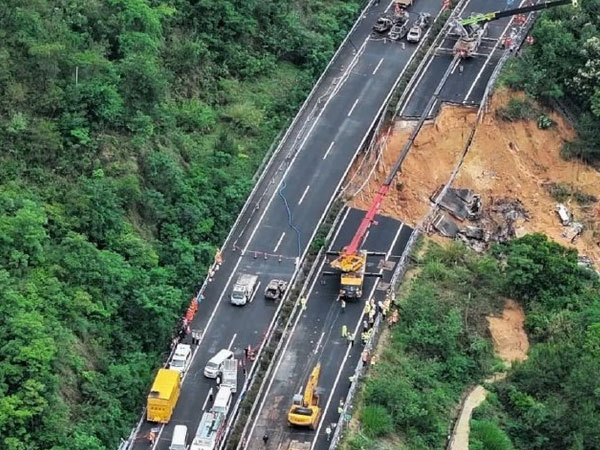 Hiện trường kinh hoàng vụ sập cao tốc khiến 36 người thiệt mạng tại Trung Quốc