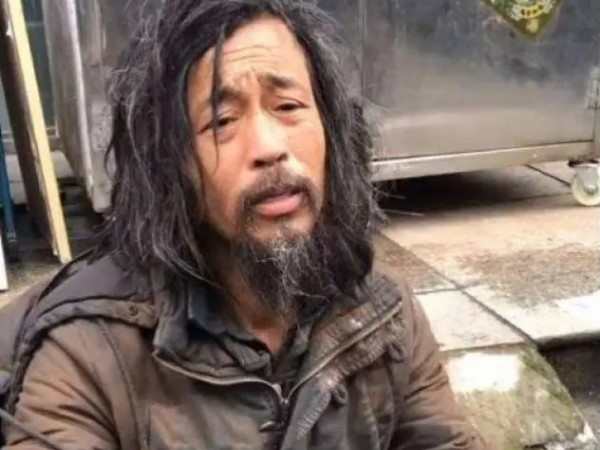 Người đàn ông ăn xin bỗng nổi tiếng sau một đêm, đổi đời thành triệu phú và được cả nước gọi là 'thầy': Lý do vô cùng bất ngờ