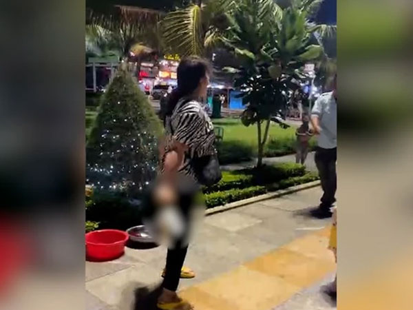 Bị thu giữ ghế, người bán hàng dí dao vào cổ cán bộ trật tự đô thị