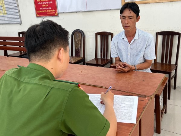 Bắt đối tượng dùng dao uy hiếp người phụ nữ đang ngồi trong ô tô