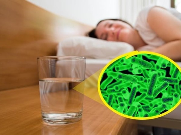 Tại sao không nên đặt cốc nước cạnh giường khi ngủ?