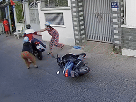 Clip: Hai người phụ nữ vật lộn với tên cướp ngay trước cửa nhà