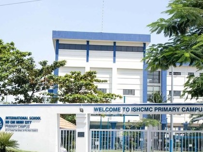 Phụ huynh trường quốc tế sốc khi con được cho đọc sách miêu tả cảnh 'giường chiếu'